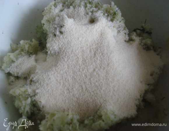 Посолить, поперчить, перемешать. Добавить манную крупу и муку. Хорошо все вымешать.