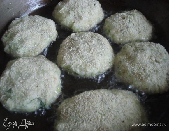 Сформировать котлетки, обвалять их в панировачных сухарях и жарить на растительном масле с двух сторон на медленном огне до золотистого цвета.