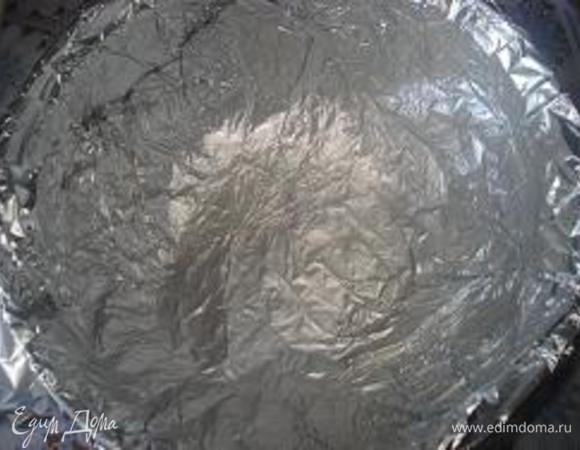 Глубокую чашку выложить фольгой. Затем выложить ее слоем капустных листьев внахлест.
