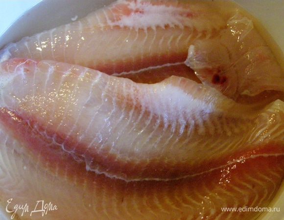 Филе панангисиуса разморозим и положим на 10 минут в подсоленую воду