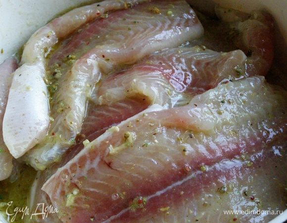 Воду с рыбы сольем. Смажем со всех сторон маслянно-пряной смесью, оставим минут на 10