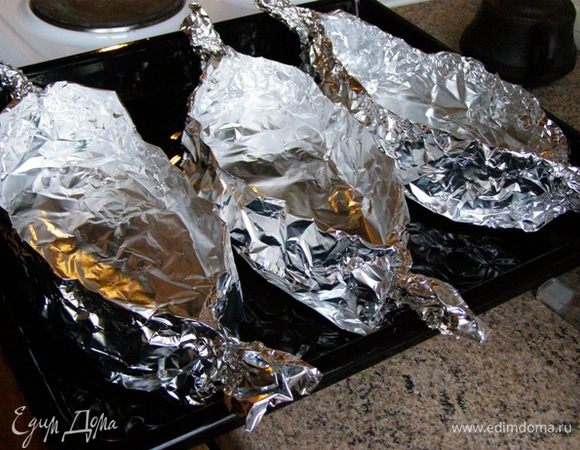 Фольгу сложим в несколько раз, если фольга толстая, то достаточно и сложения вдвое, придадим форму лодочек