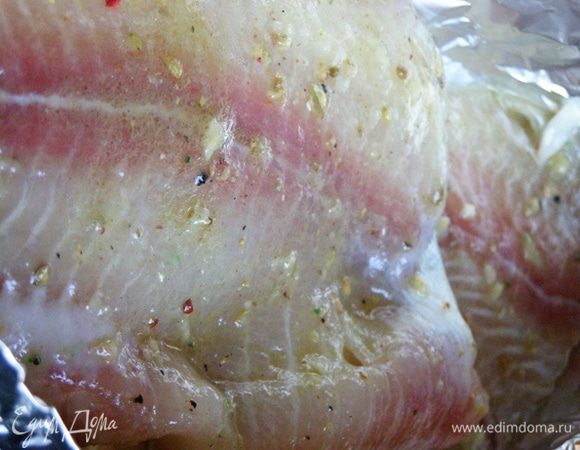 Рыбное филе выложим в фольгированные лодочки