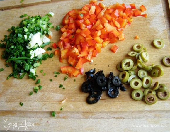 За это время мелко нарежем зеленый лук, болгарский перец, маслины и оливки - тонкими колечками