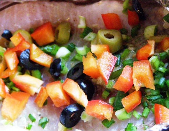 Через 15 минут посыпем рыбу луком, болгарским перцем и оливками. Сверху сыром, но это по вашему желанию