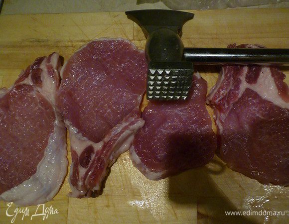 Отбивные с помощью кухонного молотка отбейте, посолите, поперчите.