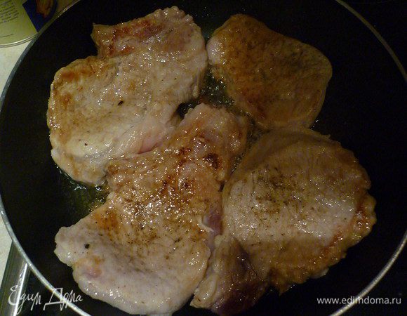 Слегка обжарьте отбивные на части масла, уложите в форму для запекания или на противень.