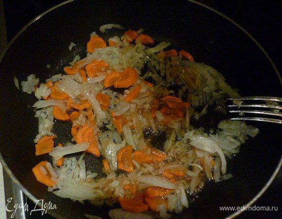 Овощи измельчите, обжарьте на оставшемся масле.