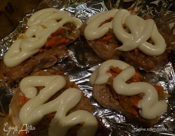 Выложите на отбивные, залейте майонезом.