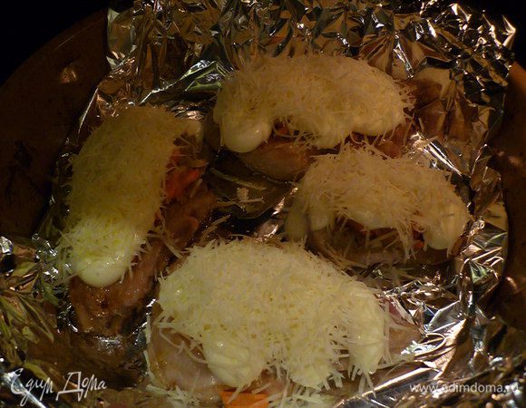 Сверху присыпать натертым сыром и запекать при 180 градусах 20 мин.