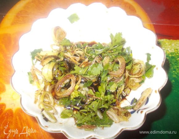 чеснок нарезать на тонкие пластинки и обжарить на оливковом масле до золотистого цвета примерно 1 минуту,масло и чеснок охладить.томаты нарезать на дольки.маслины рубим не очень мелко.чеснок и масло,в котором он жарился,смешиваем с уксусом и нарубленной петрушкой