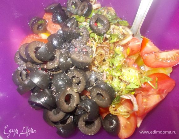 заправляем салат,добавляем маслины,солим и перчим,перемешиваем