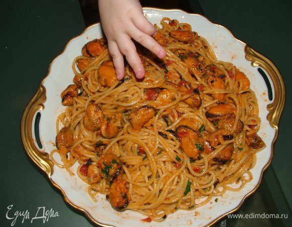 Пока готовятся мидии сварить спагетти чуток с сыринкой.  Нарезать залень, натереть на мелкой терке Пармезан и все выложить в сковороду с готовыми мидиями, спагетти тоже туда же. Хорошо перемешиваем и готово!