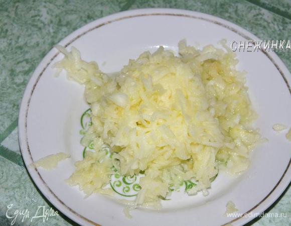 Яблоко очистить от кожи и семян, потереть на крупной терке.