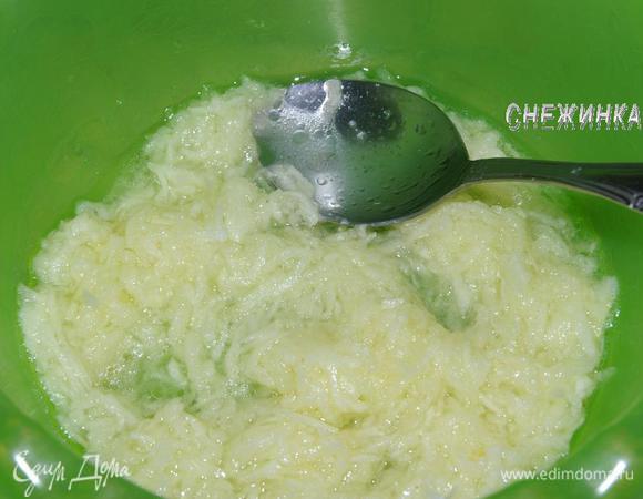 В яблоки влить горячее сладкое масло (а не наоборот!), смешать.