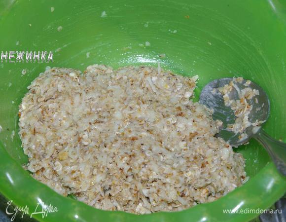 Добавить еще 1/4 стакана овсяных хлопьев (не обжаренных), вымешать до однородности.