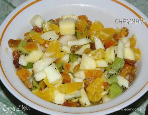Тем временем замаринуем фрукты. Фрукты очистить от кожи и по необходимости от семян. Порезать небольшими кубиками. Изюм промыть и обсушить, курагу порезать маленькими кубиками. Все смешать.