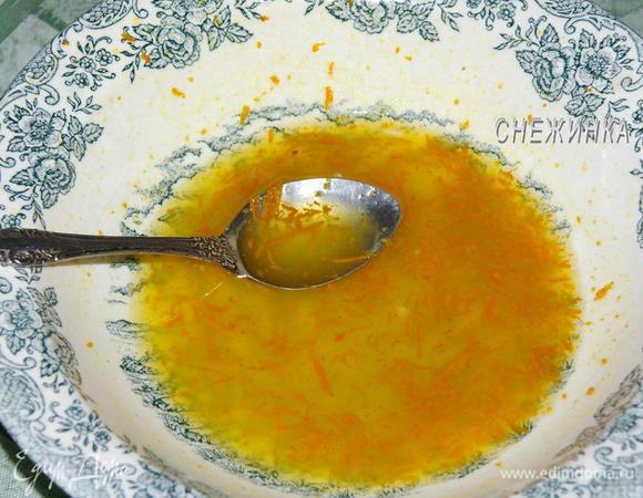 Для маринада натереть цедру апельсина, затем выжать из него сок. Добавить выжатый сок лимона и мятный сироп. Всё смешать.