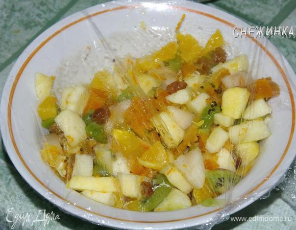 Фрукты заливаем маринадом, перемешиваем хорошо, накрываем пищевой пленкой и оставляем до готовности корзиночек.