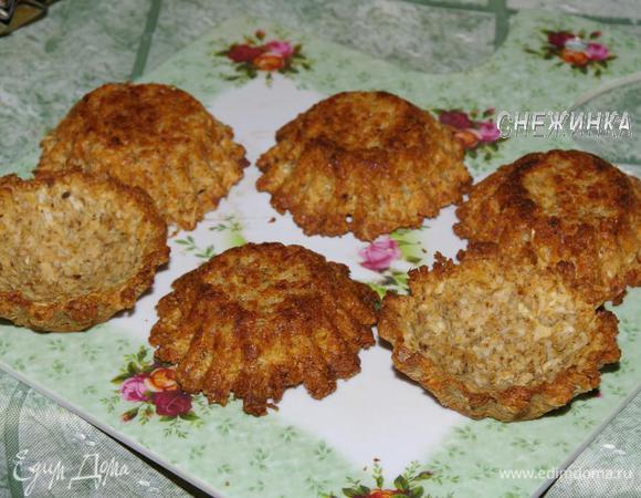 Готовые корзиночки немного остужаем в формочках, затем вынимаем и переворачиваем до полного остывания.