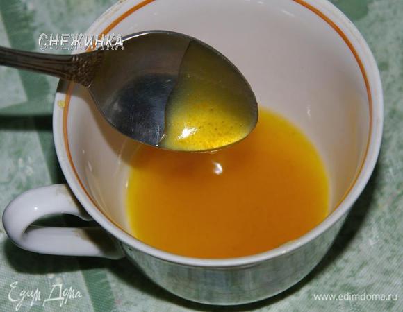 Для соуса с фруктов сцеживаем маринад в сотейник, ставим на огонь, добавляем варенье, даем закипеть, добавляем крахмал, разведенный в 1 ч.л. воды, варим несколько секунд до загустения.