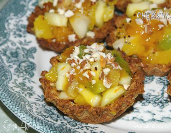 Присыпаем рубленым миндалем.