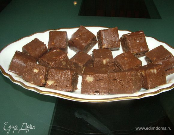 Все ингридиенты перемешиваем. Если получается слишком густо,можно добавить либо кипяченого молока, либо (кому понравилось)того же самого ароматного спиртного. 
Полученную массу ровно распределяем в контейнере (чтоб потом порезать на кубики). 
Ставим в морозилку на часик, и вуаля  достали, разрезали!!!