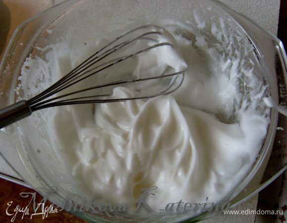 Отделить белки от желтков. Белки взбить в крутую пену. Желтки растереть с 1 ст.л. сахара