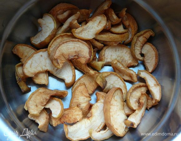 Приготовим отвар,для этого яблочную сушку зальем водой(можно добавить щепотку корицу или палочку)и поставим варить,как только закипит проварит еще 5 минут.Накрыть крышкой и оставить минут на 15 под крышкой настаиваться. 
