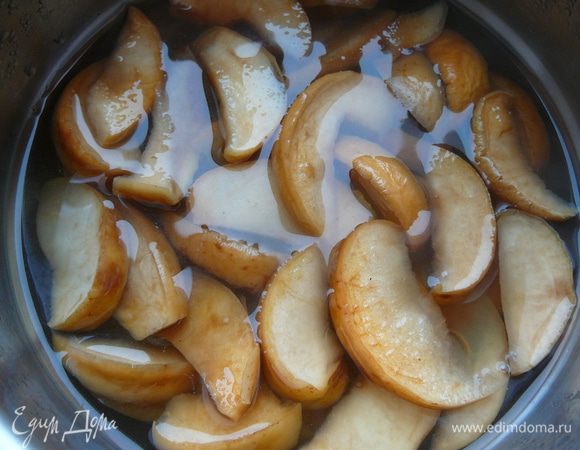 Слить с емкость 250 мл.отвара,добавить в него соль и сахар,размешать.Затем добавить растительное масло,размешать.