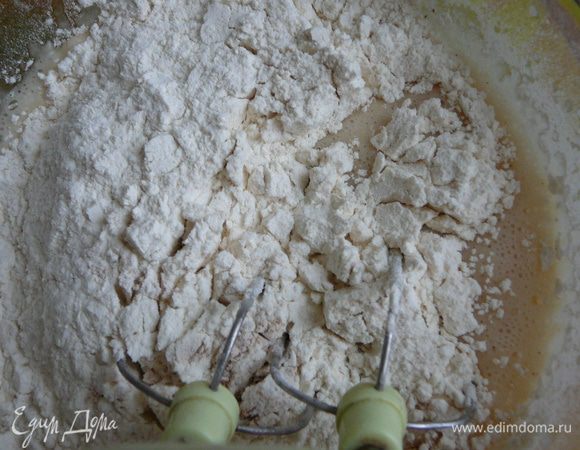 В отдельную емкость просеять муку и корицу,перемешать,добавить разрыхлитель.
