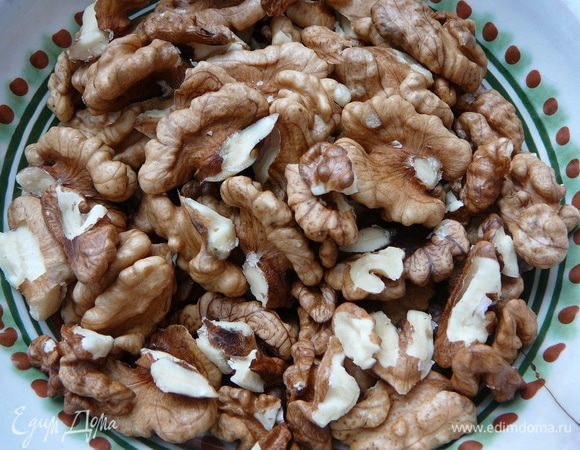 Орехи грецкие порубить.