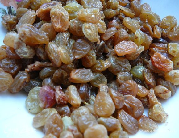 Подготовить заранее запаренный изюм.