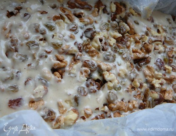Можно орехи и изюм добавлять в тесто и перемешав выложить тесто в форму,которую застелить промасленным растительным маслом пергаментом.Или же выложить тесто в форму,а поверх теста распределить слегка утрамбовав орехи и изюм.