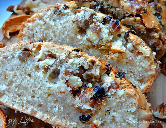 Достать кекс из формы и полность охладить,по желанию можно присыпать сахарной пудрой.Нарезать кекс толстыми кусочками. 