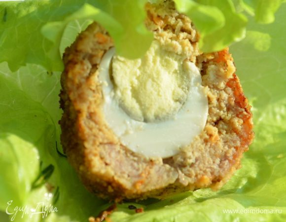 Приготовление: Отварить перепелиные яйца. Лук и морковь натереть на самой мелкой терке. В фарш положить лук, морковь, яйцо, укроп. Посолить, поперчить и вымещать, если будет необходимость добавить немного молока. Из фарша сделать лепешки и в середину вложить яйцо, придать форму шара. Запанировать в манной крупе или сухарях. Пожарить котлеты на сковороде в оливковом масле. Укроп  и лук мелко порезать, положить в  кастрюлю, сложить туда котлеты и дать постоять. МИР ВАМ!