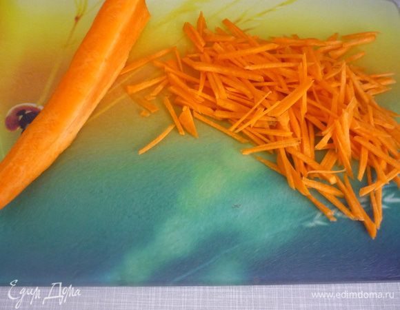 Морковь порезать соломкой, обжарить немного (вообще, с морковью можно обжаривать и лук, но я делаю без него, т.к.на варёный лук в семье - табу)