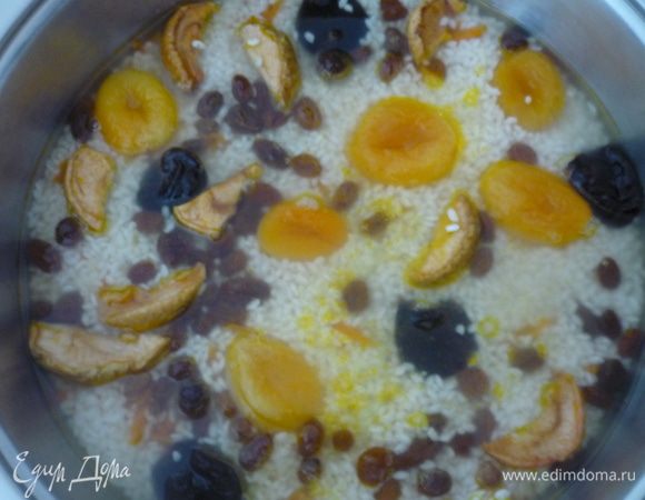 На морковь выложить рис с сухофруктами, залить яблочным соком так, чтобы уровень сока на 3-5 мм был выше риса.