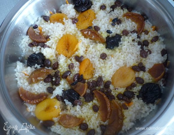 Закрыть крышкой и готовить на самом медленном огне 30 минут. После этого добавить в плов специи - барбарис, имбирь и размолотый чёрный перец горошком.