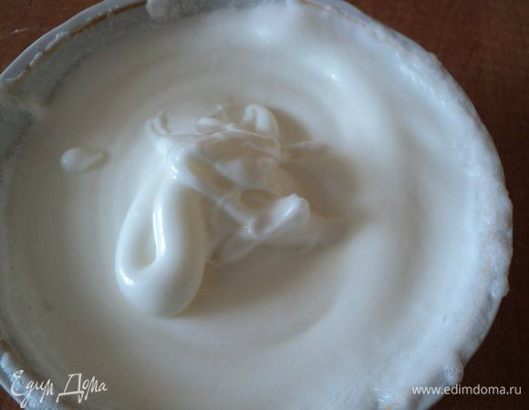 Белки предварительно выдержать при комнатной температуре 12-24 часа. В белки добавить лимонный сок и начать взбивать на средних оборотах, когда масса начнет уплотняться добавить постепенно сахарную пудру и ванильный сахар, взбивать до устойчивых пиков.