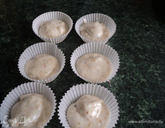 Затем постепенно ввести сухую орехово-мучную смесь, мешая лопаткой снизу вверх путем складывания.
В бумажные формочки для маффинов выложить на ½ высоты ореховое тесто. Духовку предварительно нагреть до  температуры 140 градусов, поставить формочки на противень и выпекать 30мин, затем температуру снизить до 120 градусов и выпекать еще 1.5 часа ( духовку не открывать!). Затем выключить духовку и еще на 30мин.Охладить ореховое бизе не вынимая их формочек.
