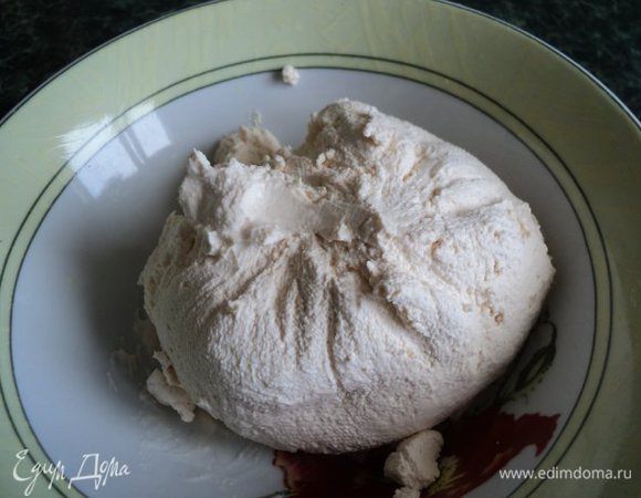 Для творожного крема: пакет ряженки заморозить в морозилке, затем замороженный брикет освободить от пластиковой пленки, выложить на салфетку из 2 слоев марли, свернуть узлом и подвесить в прохладном месте для стекания сыворотки на 12 час. В результате получается из 0.5л ряженки 150 гр нежнейшего творожного крема. 