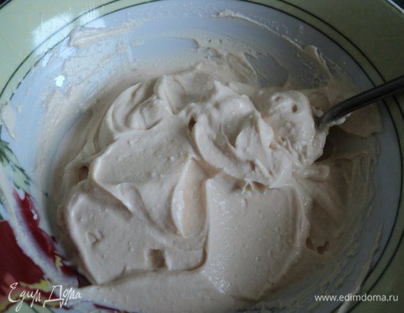 Добавить к нему сгущенное молоко и хорошо перемешать. Можно еще добавить 100гр взбитых сливок ( 33%) , но я не добавляла.