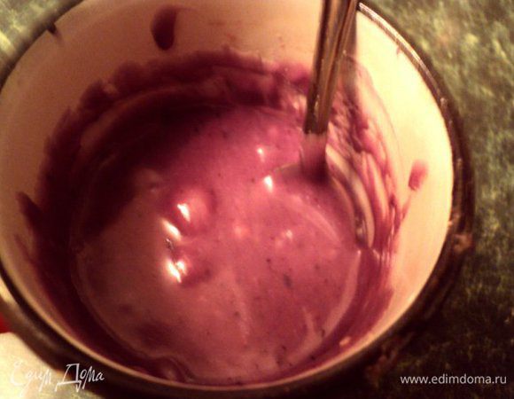 Для ягодно-шоколадного крема: чернику с сахаром смешать со сгущенным молоком, нагреть. Белый шоколад растопить в микроволновке  или на водяной бане и смешать с ягодной массой до однородного состояния.