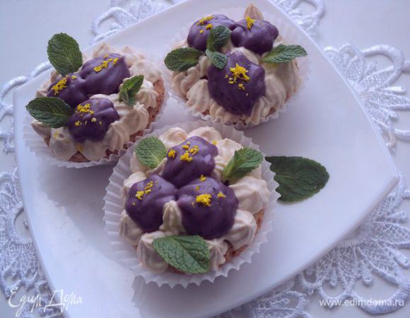 Творожный крем переложить в кондитерский шприц или мешок с насадкой и выложить на ореховое безе. Сверху также отсадить цветочки из ягодно-шоколадного крема. Украсить листиками мяты, серединки цветочков посыпать кокосовой стружкой желтого цвета. 