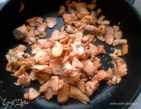 На небольшом количестве оливкового масла обжарить семгу практически до готовности, удалить кожу и кости ***можно запечь или использовать пароварку - будет даже лучше***. Разобрать на кусочки. 