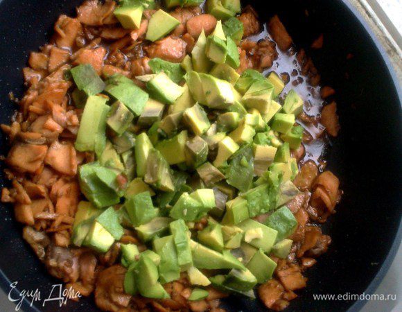 Авокадо очистить и нарезать, слегка сбрызнуть соком лимона. Присоединить к семге и оставить еще на пару минут - важно просто прогреть (хотя и жаренный авокадо - вкусная штука!). 