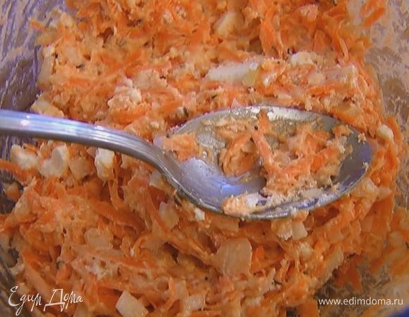 Добавить фету и лук в морковное тесто, тщательно вымешать.