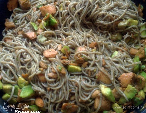 Гречневую лапшу отварить согласно инструкции практически до готовности, вмешать в соус и оставить на минуту, дойти. Сбрызнуть оливковым маслом EV и подавать!