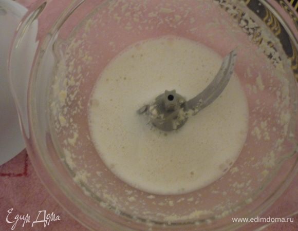 Измельчить в блендере с добавлением воды. Я измельчала маленькими порциями за несколько раз.